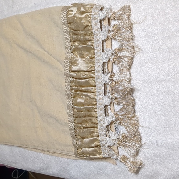 Beautiful Avanti Luxury Towels with Nice Decor / 3 Total - Picture 8 of 17